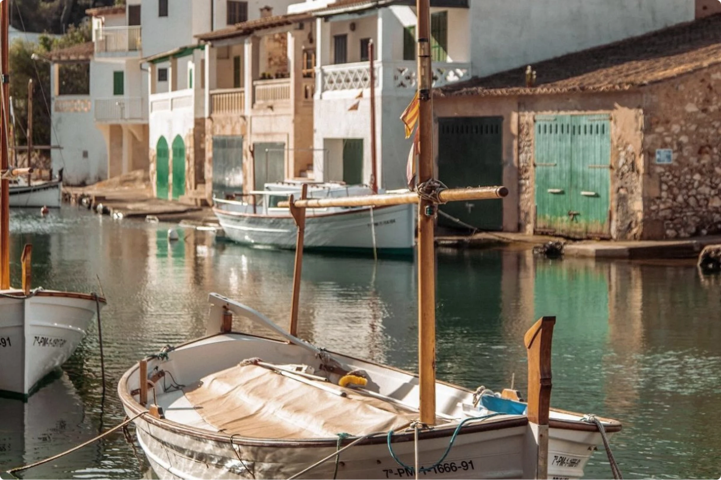 Un bote de remos en el agua